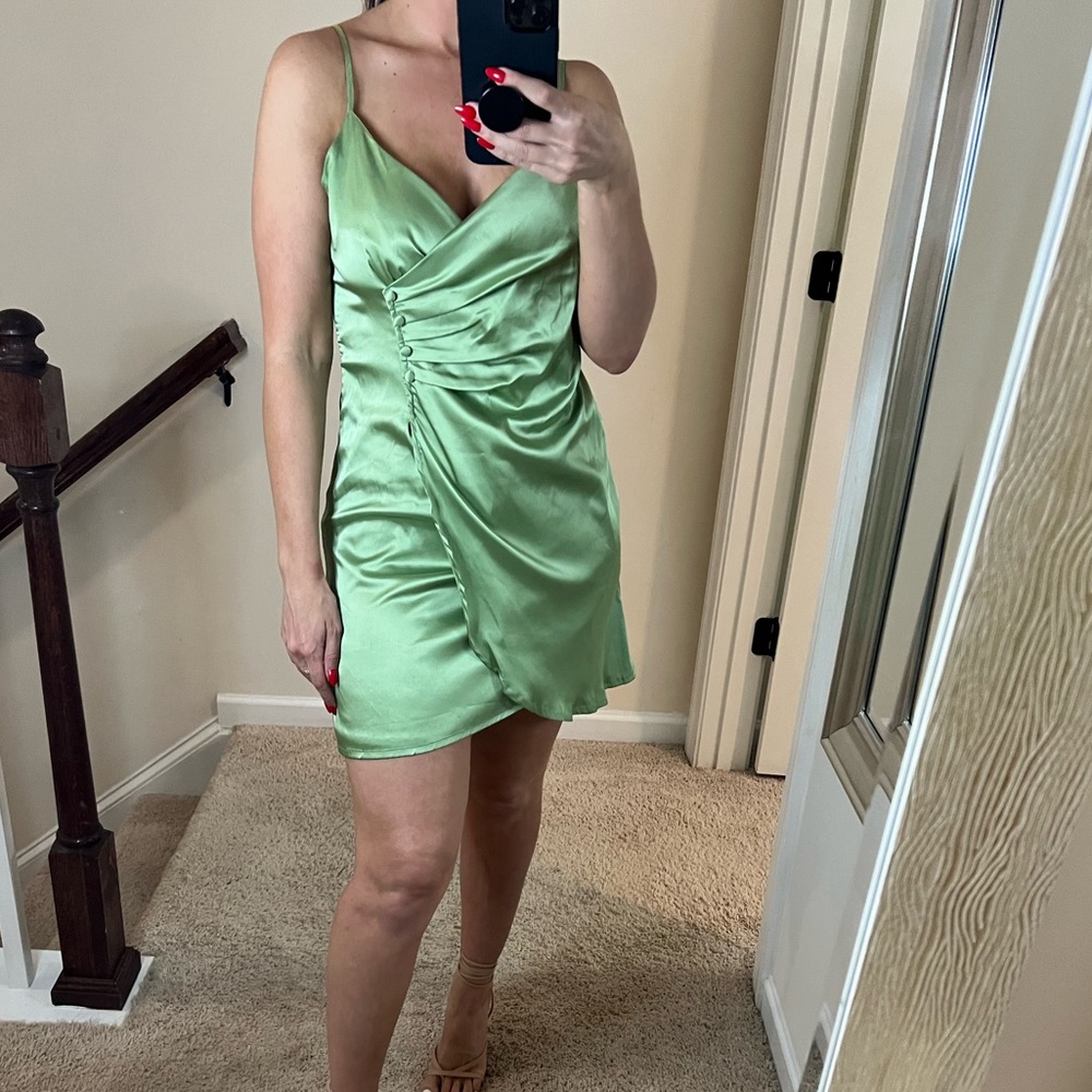 Lulus Green dress size M. Never worn.
